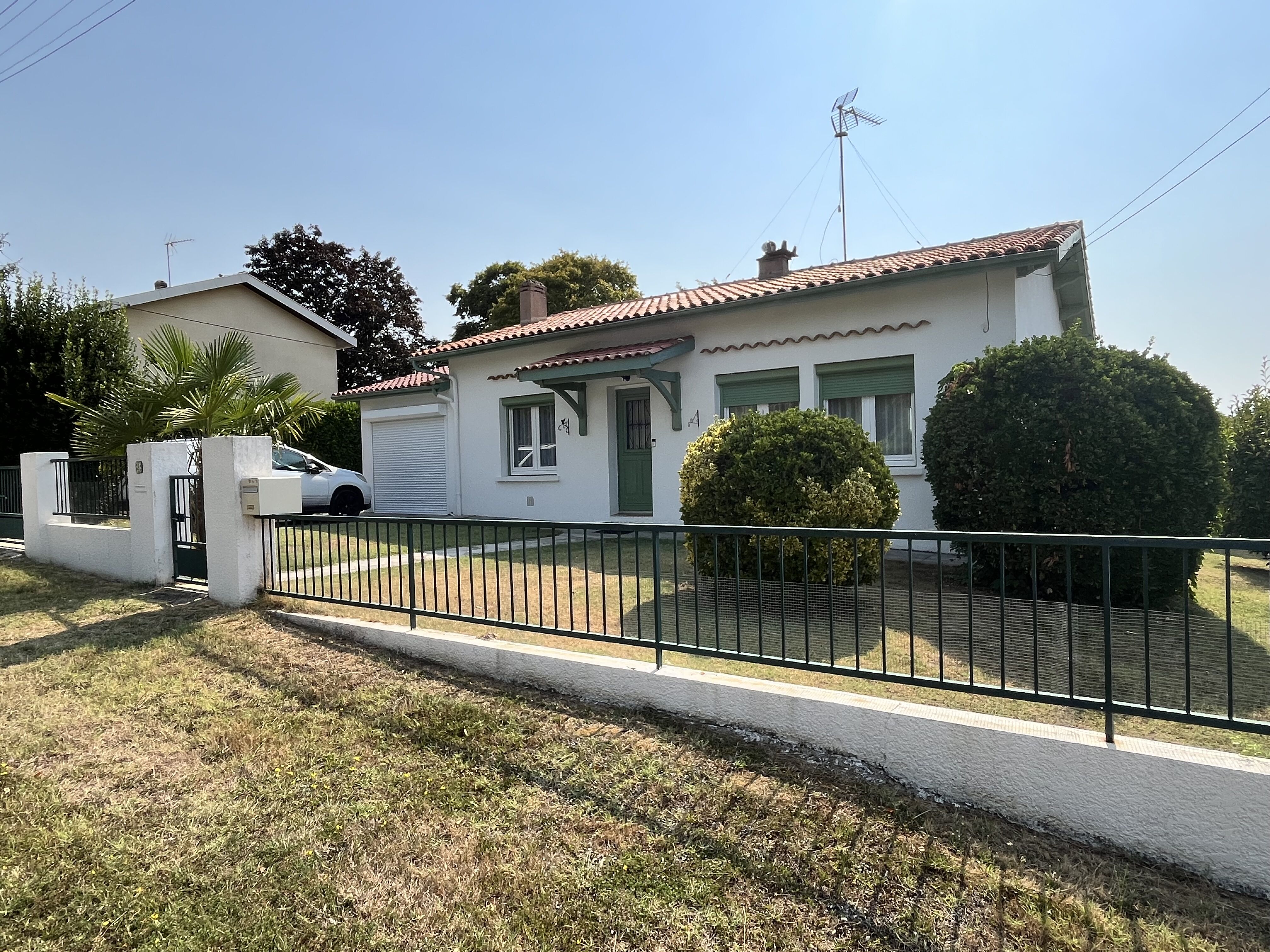 Dans quartier résidentiel jolie maison de plain-pied avec jardin clos et garage