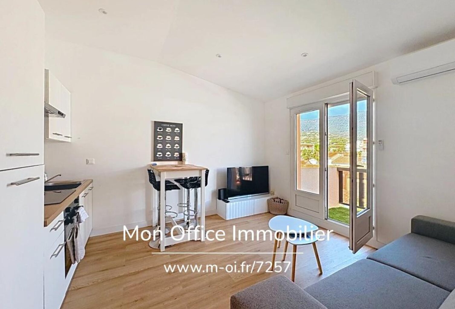 Référence : 7257-LES - APPARTEMENT T2 CLÉ EN MAIN AVEC PARKING EN CENTRE-VILLE DE CAVALAIRE SUR MER — photo 1