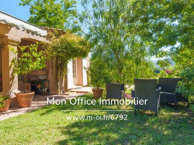Référence : 6954-VCA. - Une villa de plain-pied style mas provençal de 172 m² sur une parc plat de 5 000 m² avec piscine — photo du bien