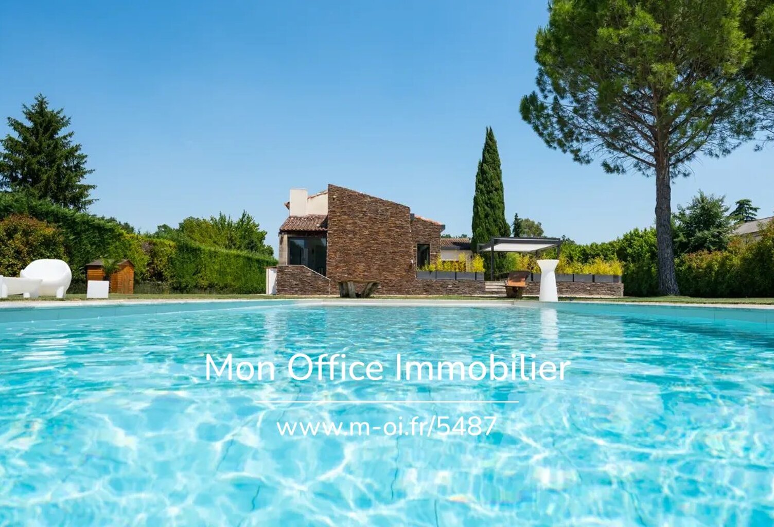 Référence : 6840-DVI -  Villa contemporain de plain-pied, piscine 5 x 12 m, studio indépendant, parc de 4 500 m² — photo 1