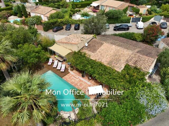 Référence : 7021-LES. - VILLA PROVENÇALE AVEC JARDIN ET GARAGES DANS LES HAUTEURS DE GRIMAUD — photo du bien