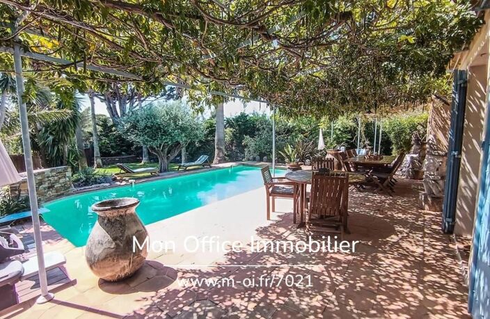 Référence : 7021-LES. - VILLA PROVENÇALE AVEC JARDIN ET GARAGES DANS LES HAUTEURS DE GRIMAUD — photo 4
