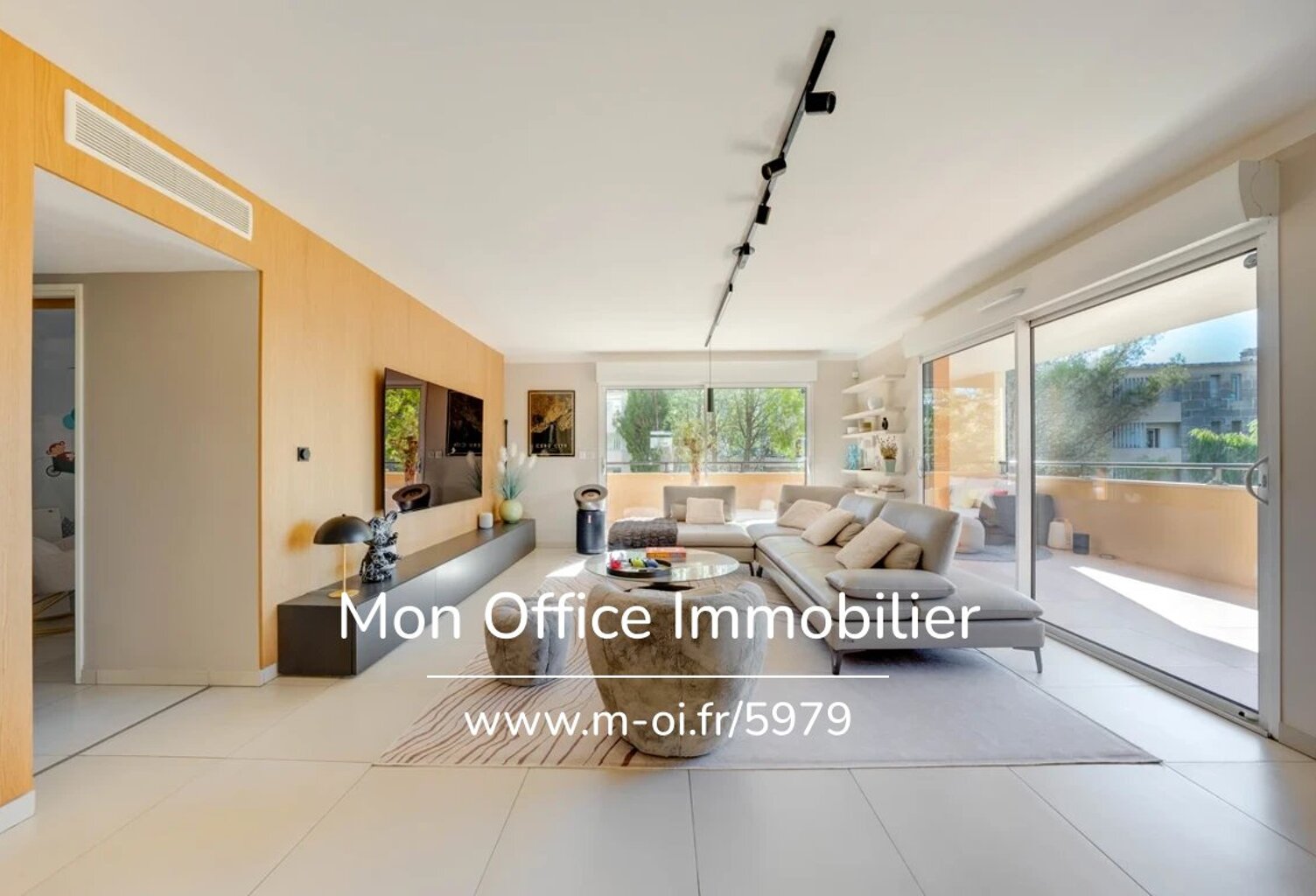 Référence : 5979-JHO. - Appartement 3 pièces de 115 m² avec terrasse de 60 m² à Aix-en-Provence — photo 1