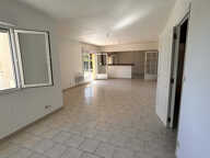 Maison de Plain-pied  avec garage et jardin — photo 2