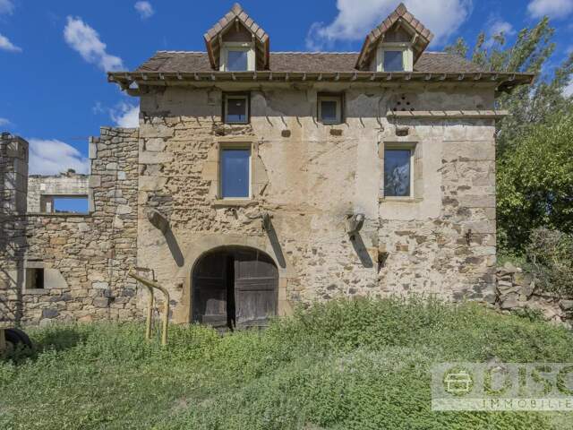 Maison rénovée en partie avec beaucoup de potentiel. — photo du bien