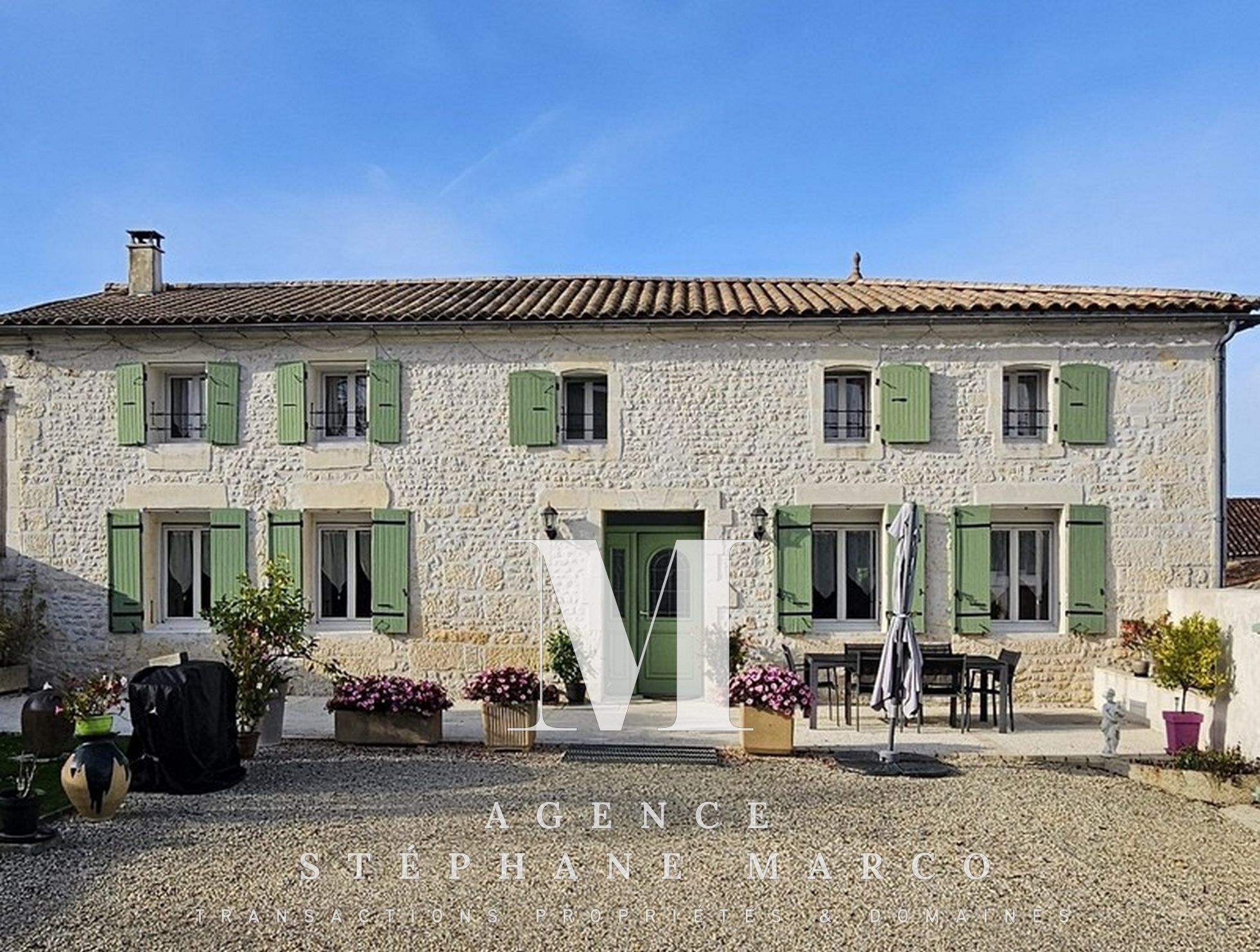 Maison charentaise au charme préservé et sa grande dépendance