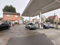 OPPORTUNITÉ RARE : FONDS DE COMMERCE + MURS COMMERCIAUX + STATION-SERVICE + HABITATION — photo 4
