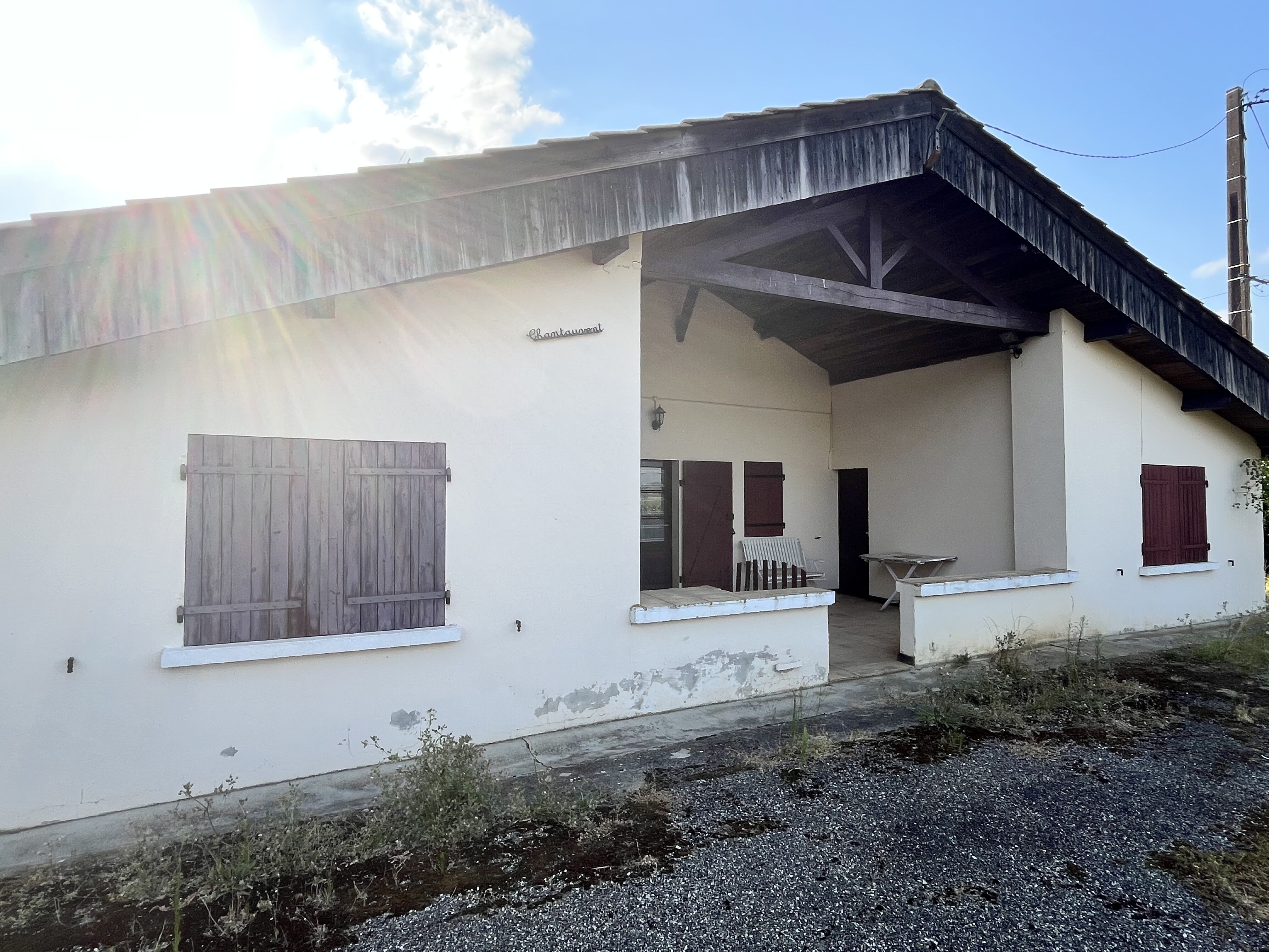 En campagne, maison à restaurer de 90m2 avec 2400m2 de jardin clos et dépendance