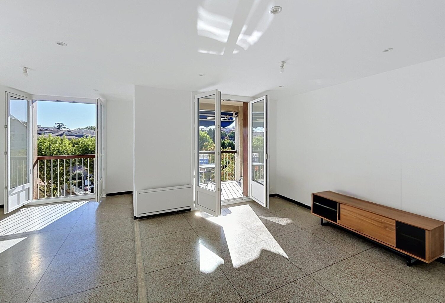 Manosque centre-ville  Lumineux appartement traversant de 78 m² entièrement rénové, avec balcon-terrasse, sans vis-à-vis et parking sécurisé. — photo 1