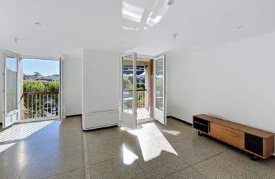 Manosque centre-ville  Lumineux appartement traversant de 78 m² entièrement rénové, avec balcon-terrasse, sans vis-à-vis et parking sécurisé. — photo du bien
