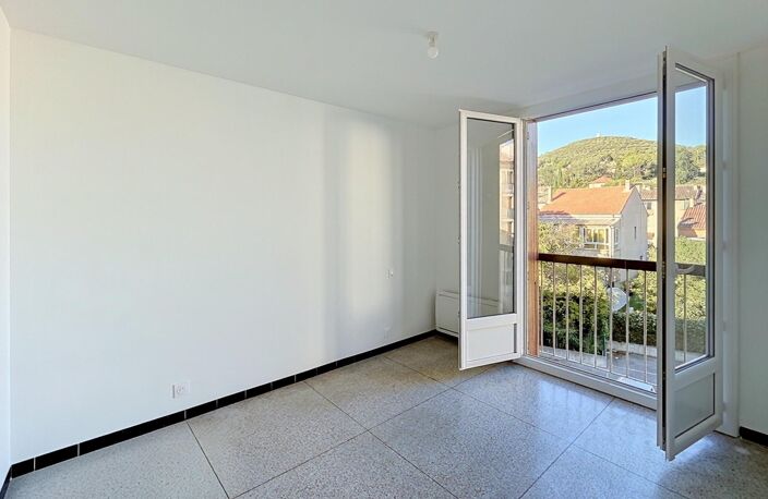 Manosque centre-ville  Lumineux appartement traversant de 78 m² entièrement rénové, avec balcon-terrasse, sans vis-à-vis et parking sécurisé. — photo 3