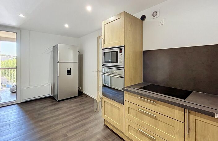 Manosque centre-ville  Lumineux appartement traversant de 78 m² entièrement rénové, avec balcon-terrasse, sans vis-à-vis et parking sécurisé. — photo 5