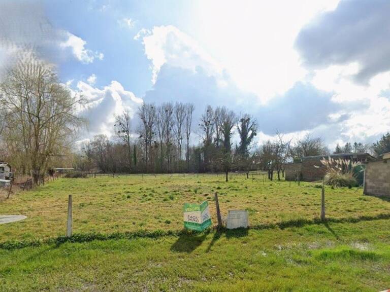 Terrain 1 278 m2, 600 m2 constructible situé à YZEUX. — photo 1