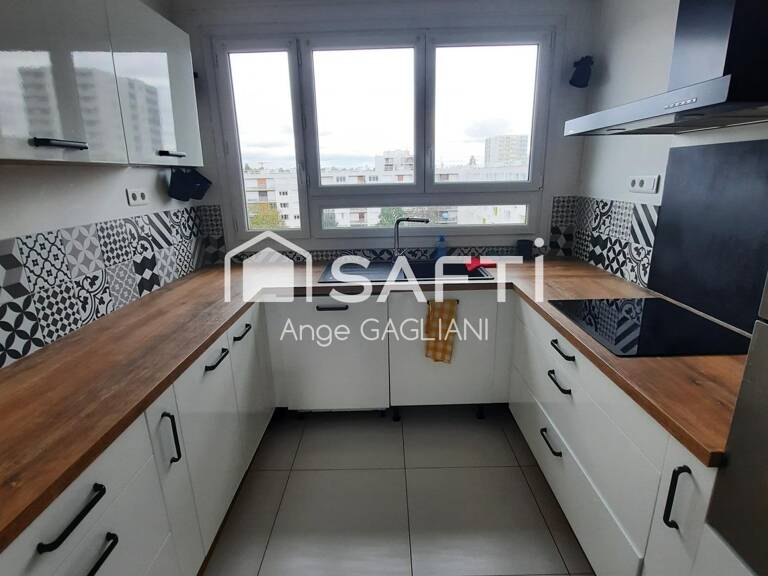 LAVAL, Appart familial 100 m² 4 chambres & balcon — photo 1