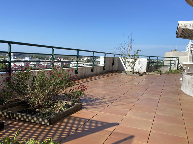 RARE - DERNIER ETAGE AVEC TERRASSE — photo 1
