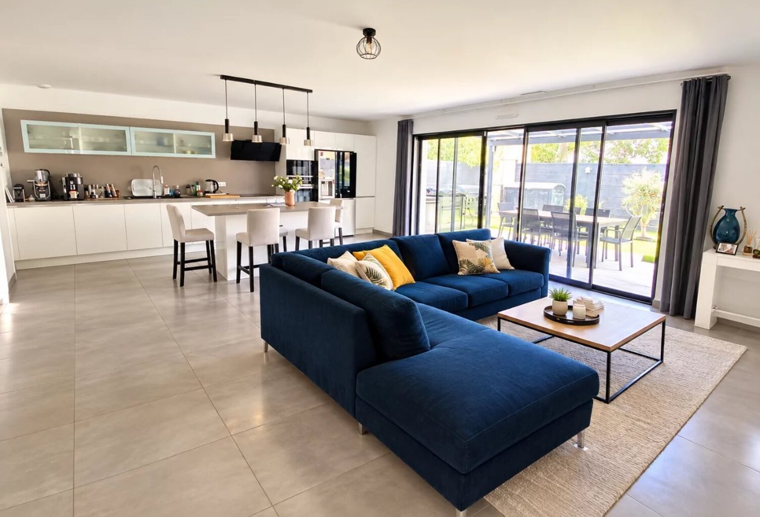 À vendre – Maison contemporaine avec piscine au Puy-Sainte-Réparade — photo 1