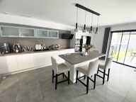 À vendre – Maison contemporaine avec piscine au Puy-Sainte-Réparade — photo 3