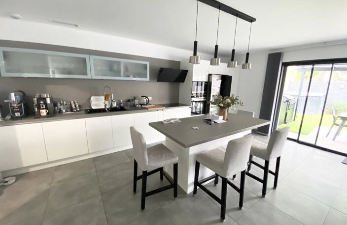À vendre – Maison contemporaine avec piscine au Puy-Sainte-Réparade — photo 3