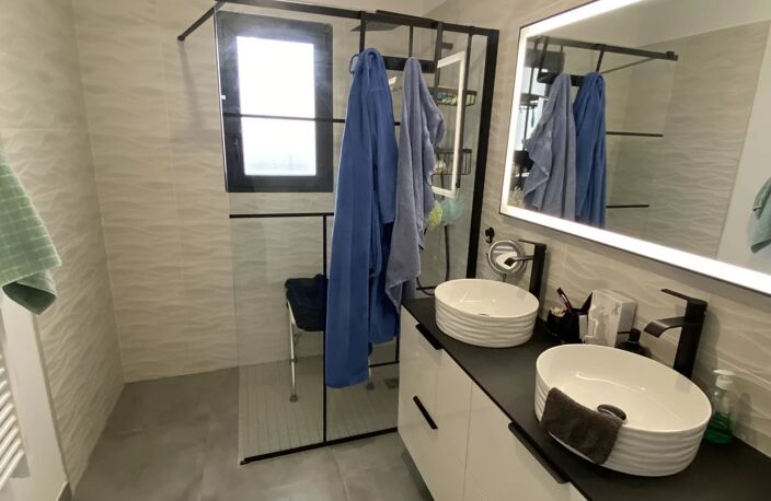 À vendre – Maison contemporaine avec piscine au Puy-Sainte-Réparade — photo 4