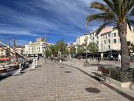 MURS COMMERCIAUX - SANARY SUR MER (83110) AVEC VITRINE ET PA — photo 2