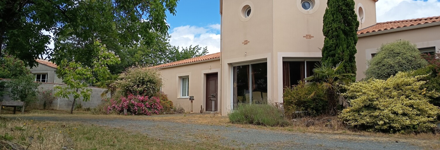 Maison 9 Pièces 254 m² à vendre à Essarts-en-Bocage (85140)