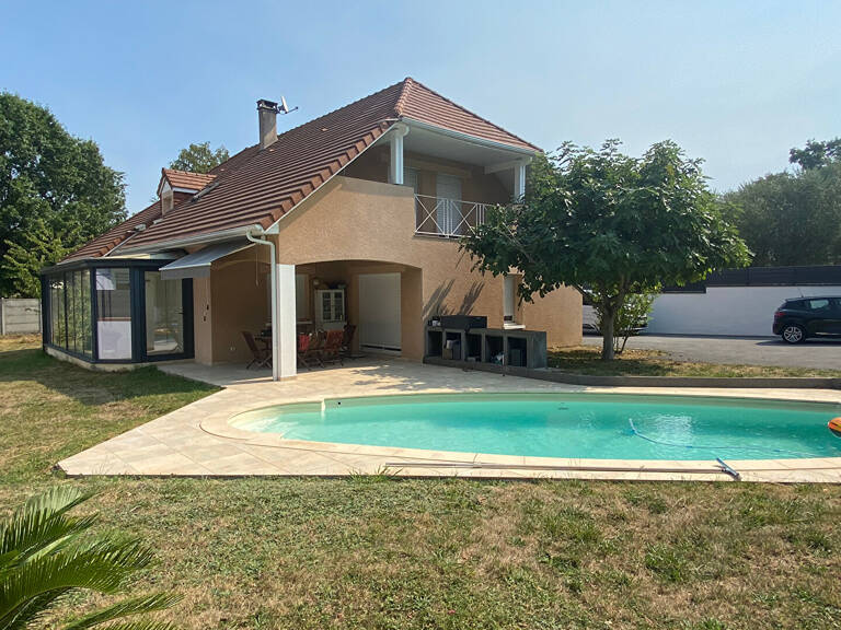 Une maison rare par ses volumes et sa configuration, à découvrir sans tarder à Lons. — photo 1