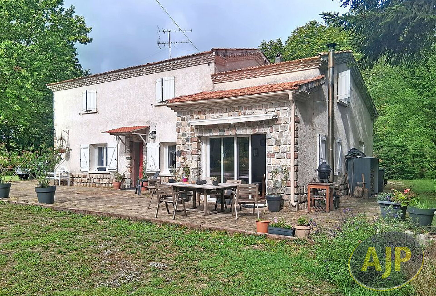 Maison dans un parc / forêt — photo 1