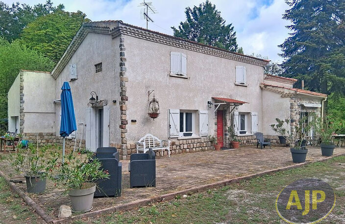 Maison dans un parc / forêt — photo 2