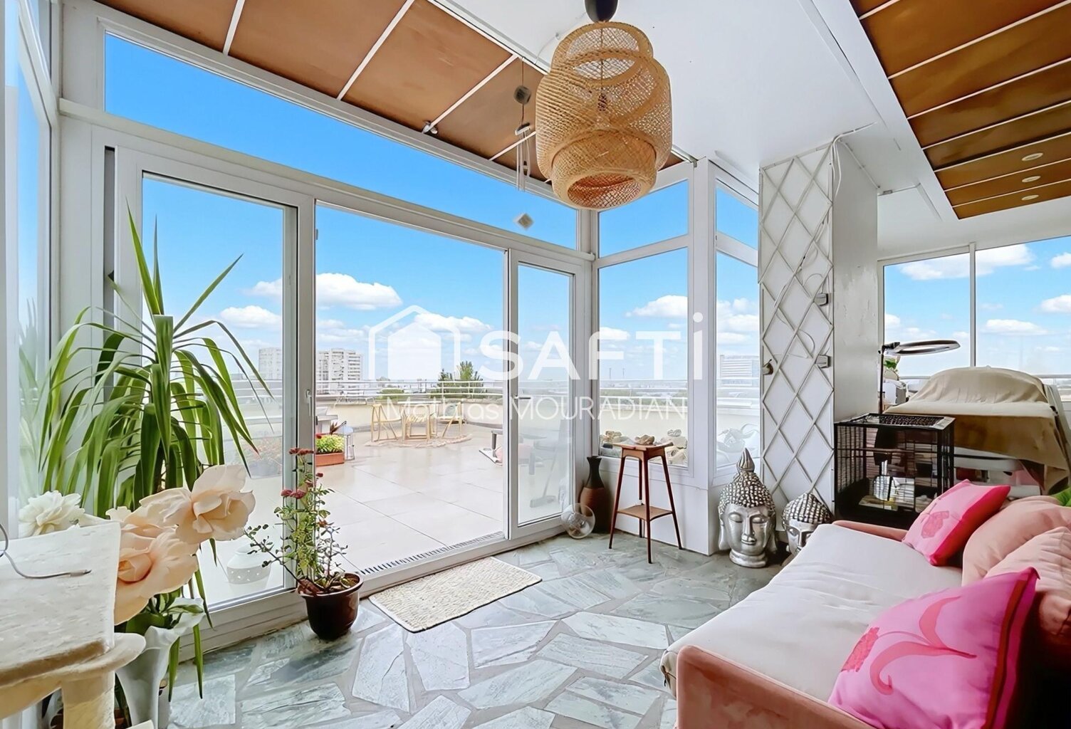 Un dernier étage baigné de lumière avec 25 m² de véranda et une terrasse exceptionnelle de 92 m². — photo 1