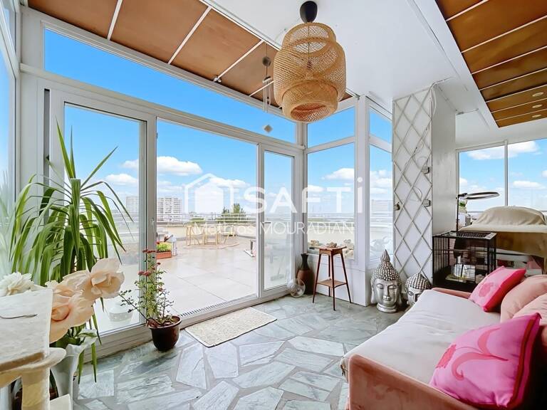 Un dernier étage baigné de lumière avec 25 m² de véranda et une terrasse exceptionnelle de 92 m². — photo 1