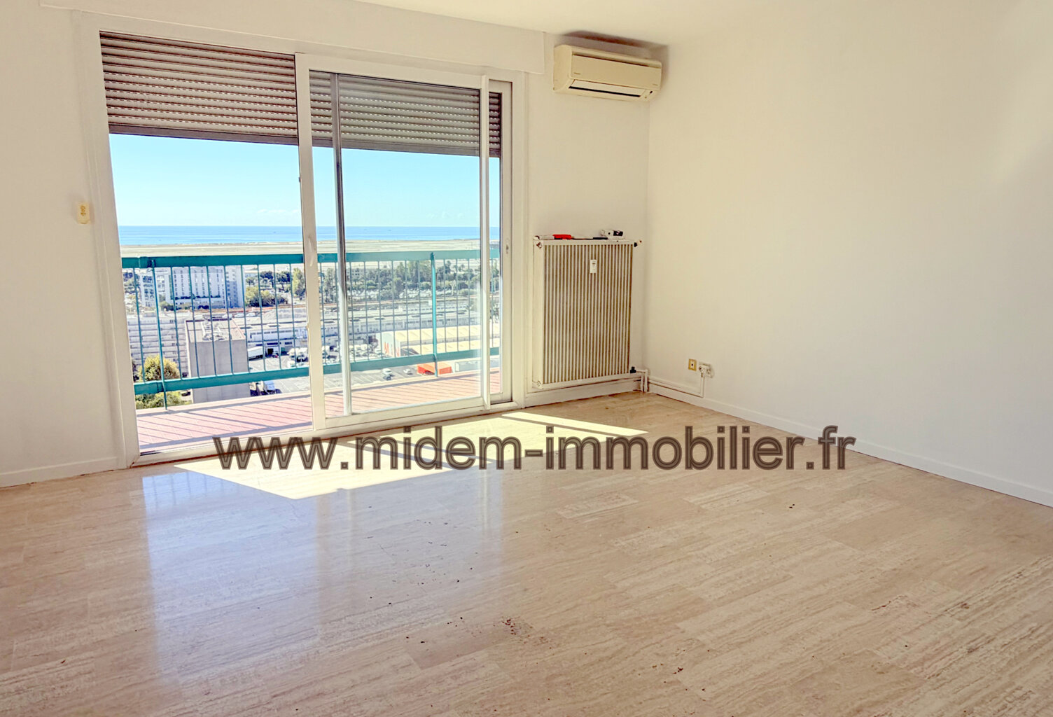 Nice Ouest, 3 P de 64 m2 + terrasse 12 m2 dernier étage vue mer 180o à 204000 euros — photo 1