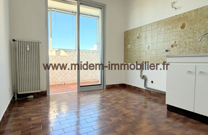 Nice Ouest, 3 P de 64 m2 + terrasse 12 m2 dernier étage vue mer 180o à 204000 euros — photo 4