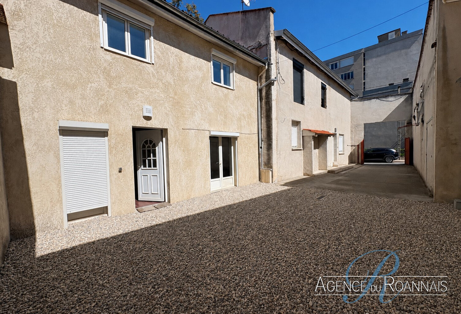 Roanne centre-ville, Maison de ville avec cour et parking — photo 1