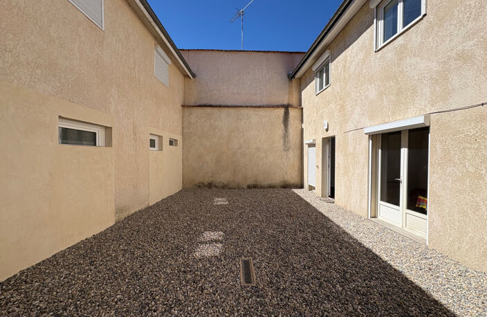 Roanne centre-ville, Maison de ville avec cour et parking — photo 4