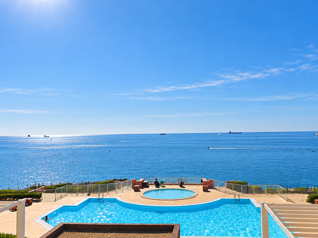 A VENDRE STUDIO CABINE 31M2 + LOGGIA FACE A LA MER ! — photo du bien