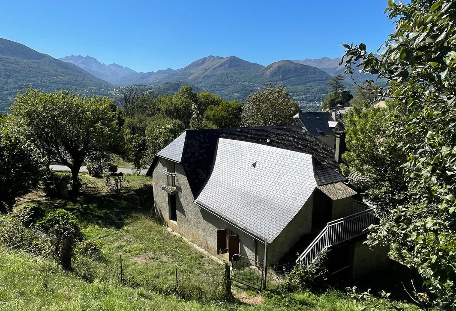 Maison en pierres sur les pentes du Hautacam, vue sur la val — photo 1