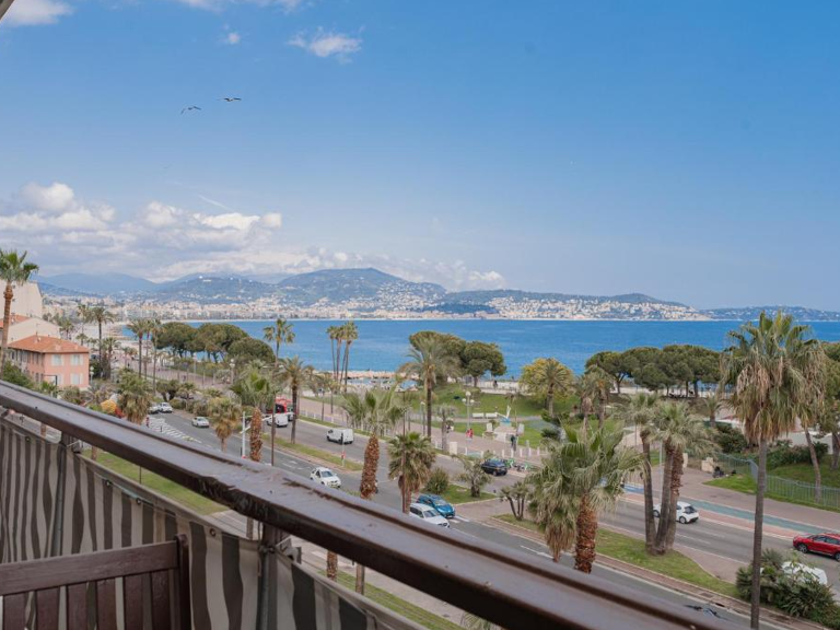 NICE OUEST - PROMENADE DES ANGLAIS - F2 - MEUBLE - VUE MER — photo 1