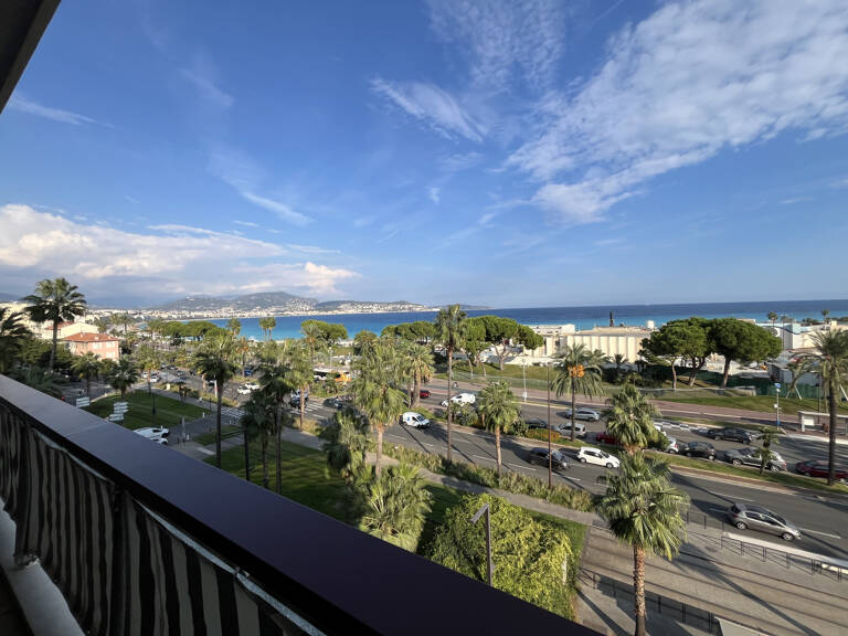 NICE OUEST - PROMENADE DES ANGLAIS - F2 - MEUBLE - VUE MER — photo 1