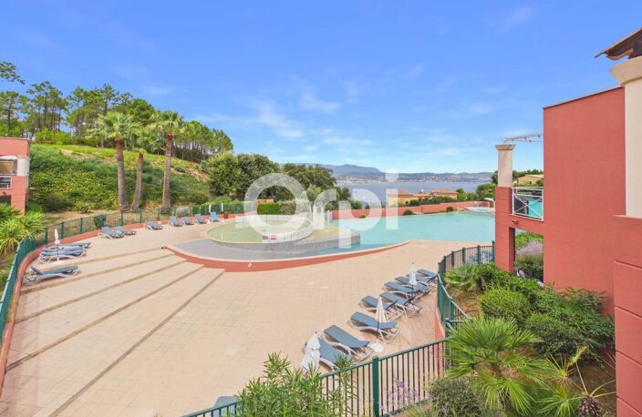 THÉOULE - VUE MER - AU CALME - PISCINE - STATIONNEMENT - T2/3 - BON ÉTAT GÉNÉRAL — photo 2