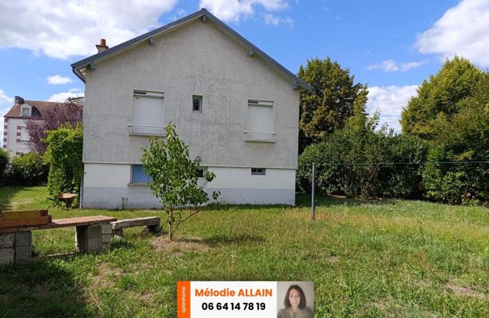 ST YORRE- MAISON AUX BELLES FINITIONS AVEC JARDIN — photo 2