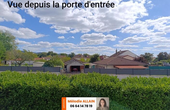 ST YORRE- MAISON AUX BELLES FINITIONS AVEC JARDIN — photo 3
