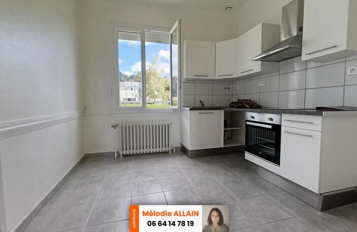 ST YORRE- MAISON AUX BELLES FINITIONS AVEC JARDIN — photo 4