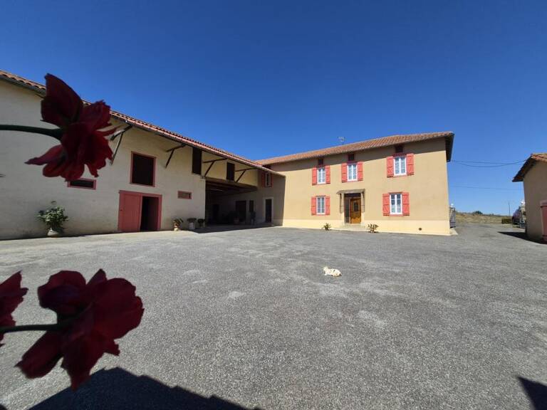 À vendre, proche de Trie-sur-Baïse (Hautes-Pyrénées): maison gasconne avec chauffage central, double vitrage, granges, écurie, hangar, cour, verger, nichée au cœur d’un terrain de 11 907 m². Vue sur la montagne et la campagne situation rurale au calme — photo 1