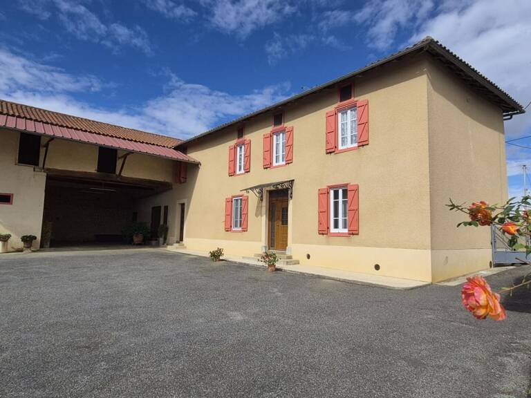 À vendre, proche de Trie-sur-Baïse (Hautes-Pyrénées): maison gasconne avec chauffage central, double vitrage, granges, écurie, hangar, cour, verger, nichée au cœur d’un terrain de 11 907 m². Vue sur la montagne et la campagne situation rurale au calme — photo 1