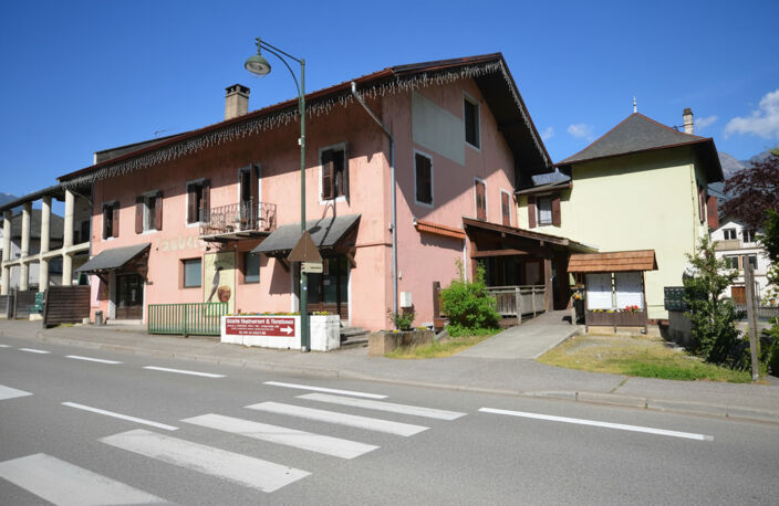 ENSEMBLE IMMOBILIER DE 8 APPARTEMENTS + MURS COMMERCIAUX – TERRAIN DE 2 070 m² — photo 2