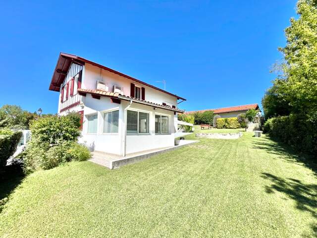 Maison 4 chambres avec T2 indépendant, garage et terrain de 690 m² – 64990 Mouguerre — photo du bien