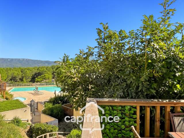 DOMAINE DE PONT ROYAL, maison  de 45 m2 avec vue dégagée , élevée d'un étage, 2 chambres, mitoyenne d'un seul côté, piscine privative, emplacement numéroté pour véhicule — photo du bien