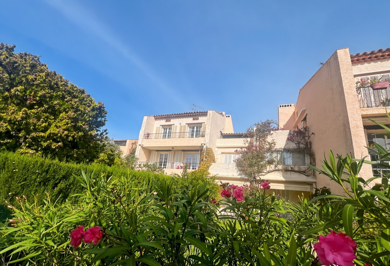 Appartement à vendre 4 pièces PORQUEROLLES (83), rare à la vente appartement 2 terasses et cave, vue et calme — photo 1