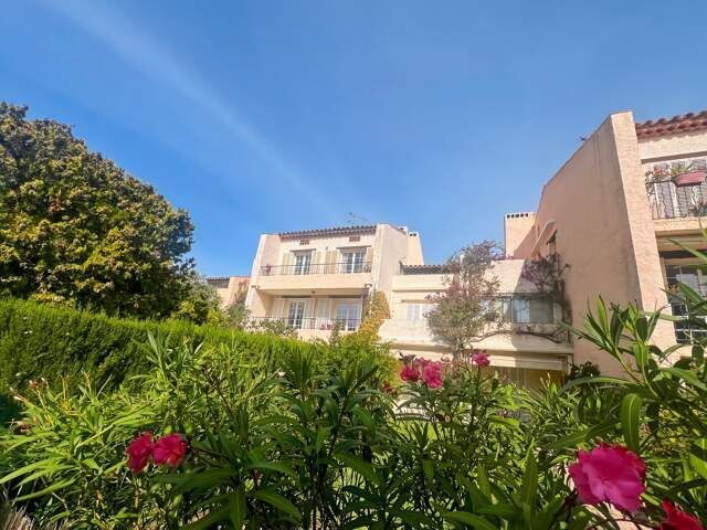 Appartement à vendre 4 pièces PORQUEROLLES (83), rare à la vente appartement 2 terasses et cave, vue et calme — photo du bien
