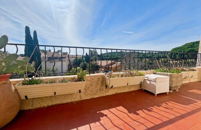 Appartement à vendre 4 pièces PORQUEROLLES (83), rare à la vente appartement 2 terasses et cave, vue et calme — photo 5